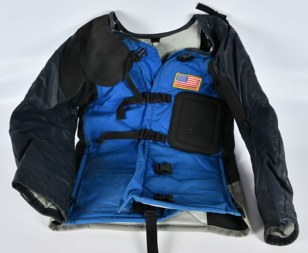 Mens Size 44 Heavy Duty Motorcycle Jacket: Leather & Reinforced Nylon Material, Size 44 Blue & Black Color Appears in Overall Good Pre-Owned Condition Has Adjustable Straps Made By Creedmoor Sports