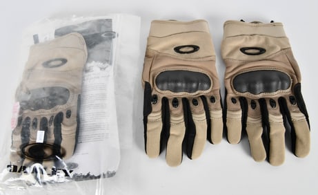 2 Pair Of Oakley Carbon Knuckle Gloves