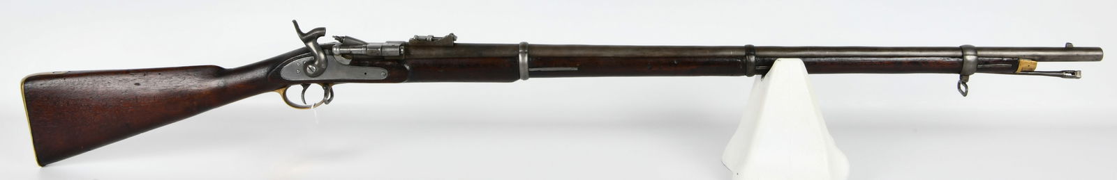 Snider-Enfield Mk III 3-Band Rifle, Cal. .577 Snider: A Snider-Enfield Mk III 3-Band Rifle in Cal. .577 Snider, featuring a dark wood stock and a long, dark patinated steel barrel. The barrel is secured by three steel barrel bands. The rifle is equipped