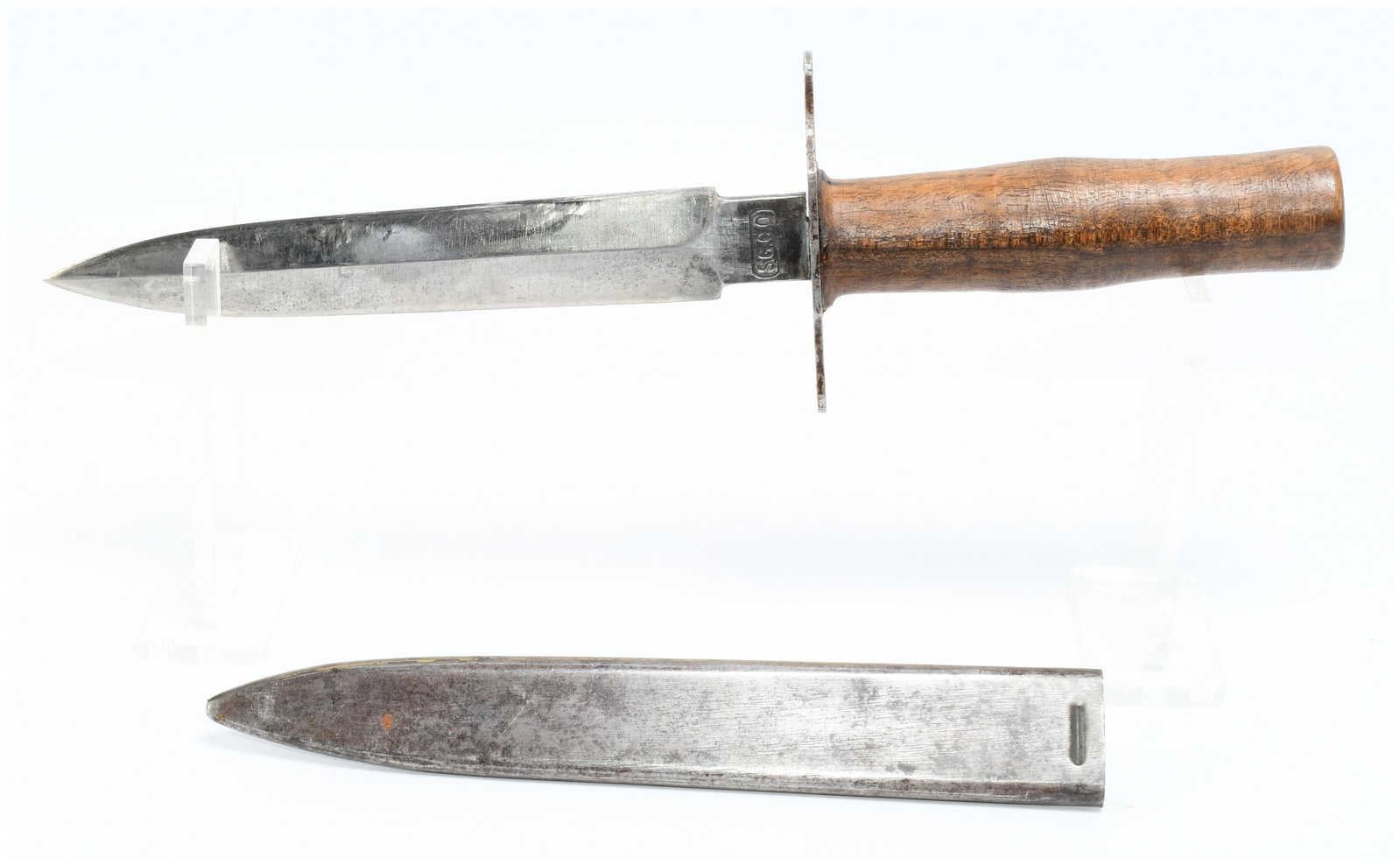 WWI French M1916 Trench Fighting Knife, 'Le Vengeur' Type, with Scabbard, Marked (S.G.CO): A World War I French M1916 'Le Vengeur' type trench fighting knife, featuring a double-edged, spear-point steel blade with a fullered appearance near the tang. The blade's ricasso is stamped verticall