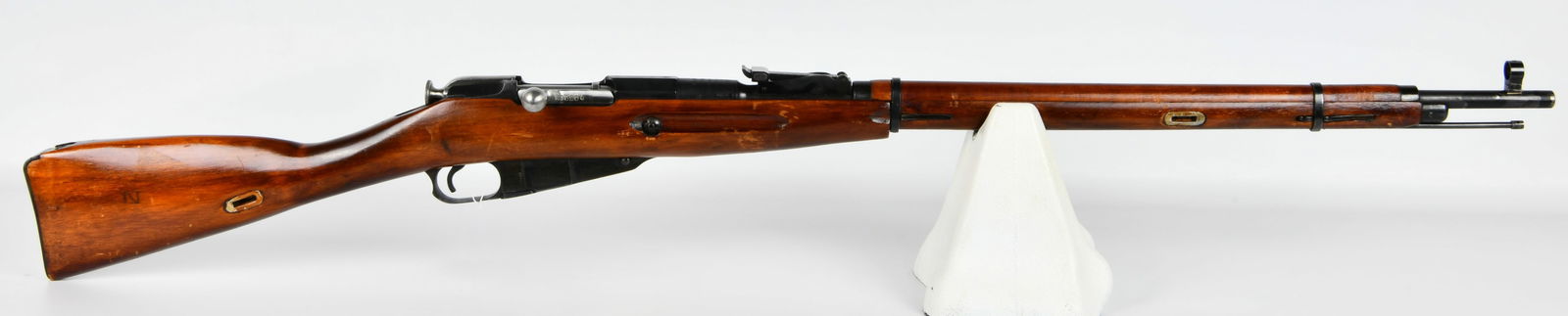 A Russian Izhevsk Mosin-Nagant M91/30 Bolt Action Rifle, 1925: A Russian Izhevsk Mosin-Nagant M91/30 Bolt Action Rifle, manufactured in 1925 by the Izhevsky Armory. This military rifle is constructed with a varnished wood stock and blued steel components, featuri