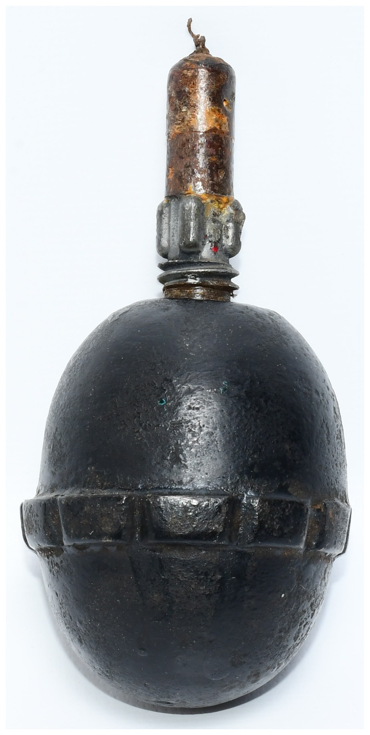German WWI Model 1917 n/A Inert Egg Hand Fragmentation Grenade: An original German WWI Model 1917 n/A Inert Egg Hand Fragmentation Grenade. This spherical, dark-colored military ordnance item is constructed of cast iron or heavy steel, featuring a horizontally seg