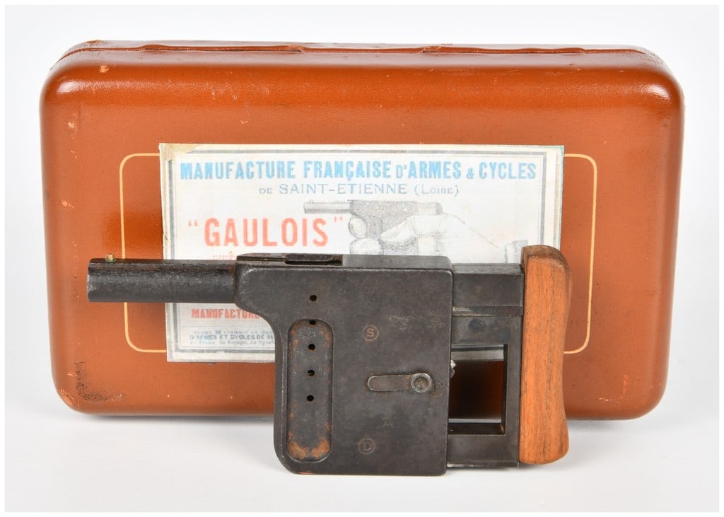 Manufacture Française d'Armes & Cycles de Saint-Étienne Le Gaulois Palm-Squeezer Pistol No. 1 with: A Le Gaulois Palm-Squeezer Pistol, No. 1, by Manufacture Française d'Armes & Cycles de Saint-Étienne, dating from the late 19th or early 20th century. The pistol features a minimalist design, primar