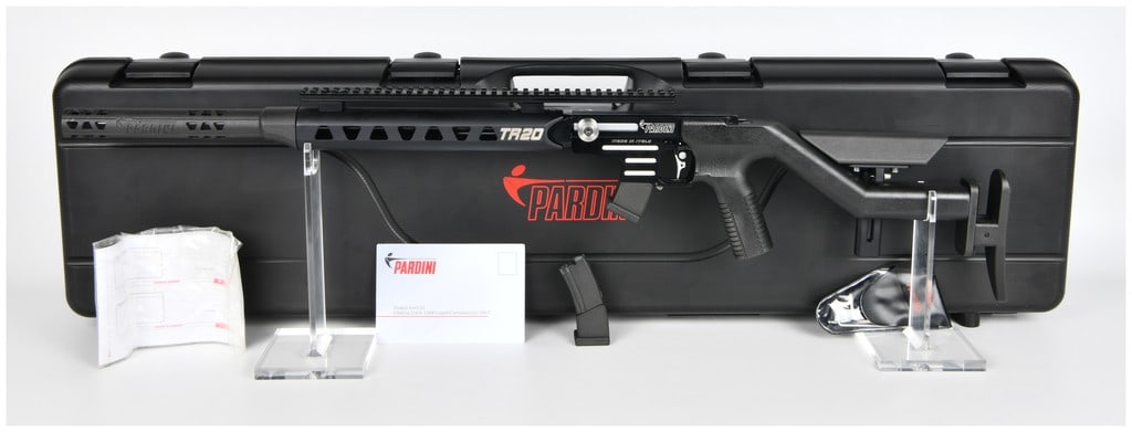 Pardini TR20 .22 LR Carbine with 2 Mags: A Pardini mod. TR20 carbine, chambered in .22 LR, accompanied by 2 magazines. The firearm is crafted from black-finished metal and synthetic polymer components, exhibiting a contemporary sporting desi