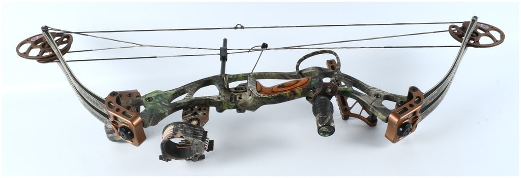 Hoyt Archery Tec Series Compound Hunting Bow with Cam 1/2 System: This is a single Hoyt Archery compound bow, identified as belonging to the Tec Series, likely a V-Tec or HavocTec model, consistent with the PowerTec/Viper-Tec branding visible on the riser. The bow