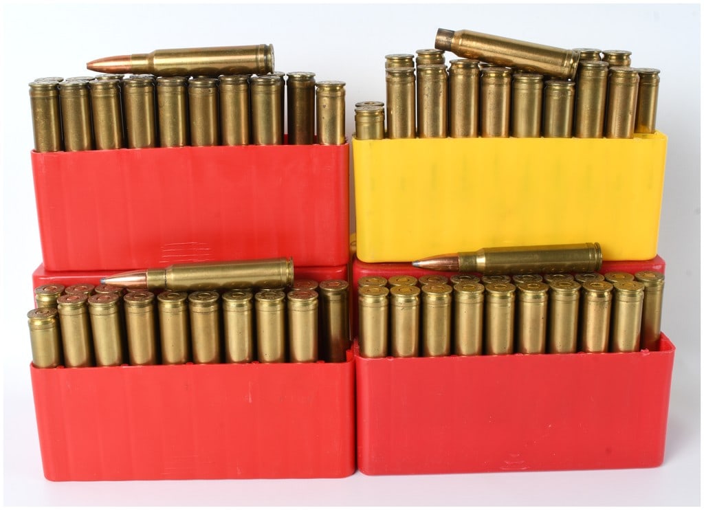 A Lot of 60 Winchester W-W SUPER .338 Winchester Magnum Ammunition Components: This lot consists of 60 pieces of ammunition components for the .338 Winchester Magnum caliber, manufactured by Winchester (W-W SUPER). The lot is composed of live cartridges (60 rounds) and empty bra
