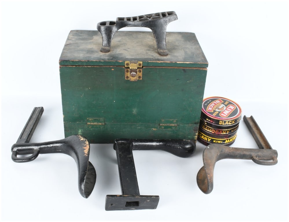 A Collection of 17 Vintage Cobbler and Shoe Polishing Accessories in Green Wooden Box (1 of 16)