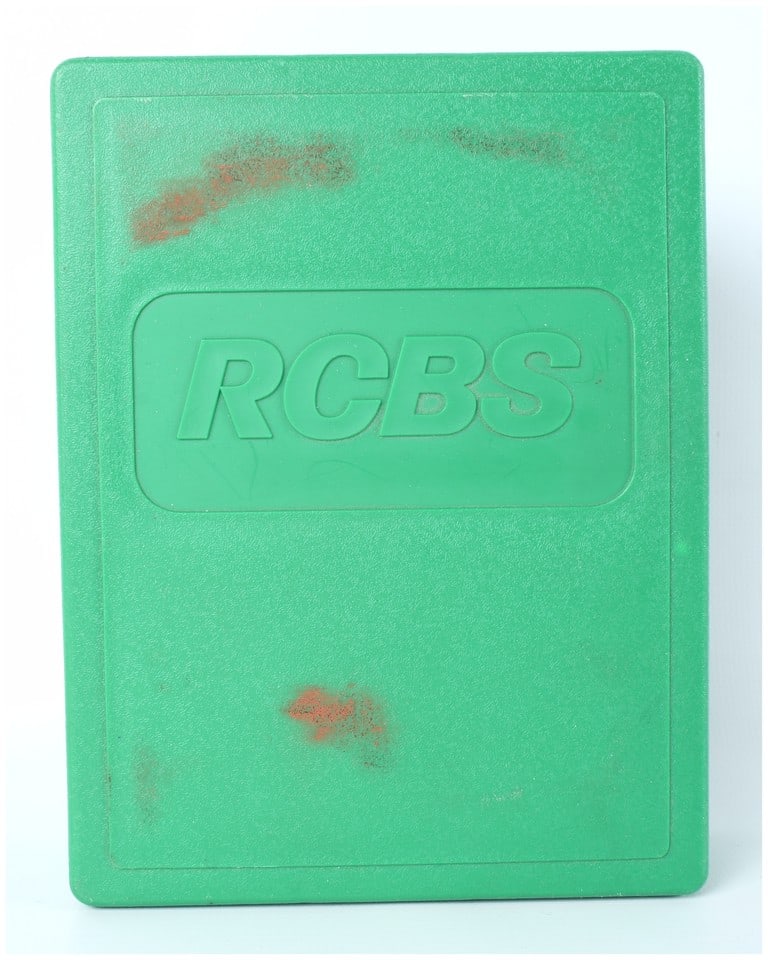 RCBS 7MM MAG Full Length 2-Die Set in Original Green Plastic Case Late 20th Century: A two-die set manufactured by RCBS (Rock Chuck Bullet Swaging), a leading name in precision reloading equipment. This set is designed for the popular 7mm Remington Magnum (7MM MAG) cartridge. The set
