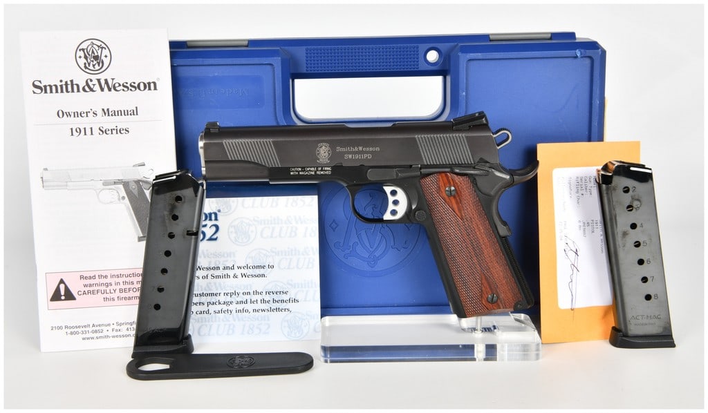Smith & Wesson SW1911PD Semi-Automatic Pistol .45 AUTO with 4.25 Inch Barrel (1 of 17)