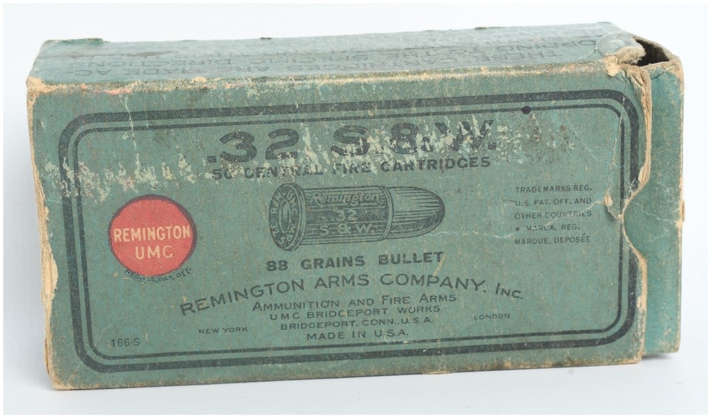 Remington Arms Company .32 S&W Black Powder Cartridges 50 Rounds Antique: This lot features a vintage green cardboard box containing 50 rounds of .32 S&W caliber centerfire ammunition manufactured by the Remington Arms Company, Inc. at the UMC Bridgeport Works in Bridgeport