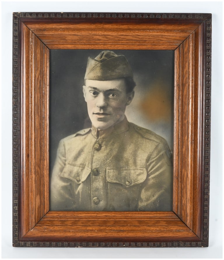WWI US Army Soldier Hand-Tinted Studio Portrait Photograph in Quarter-Sawn Oak Frame: This lot consists of a large-format studio portrait of an American soldier from the World War I era, circa 1917?1919. The subject is shown in a chest-up pose wearing the standard US Army M1917 standin