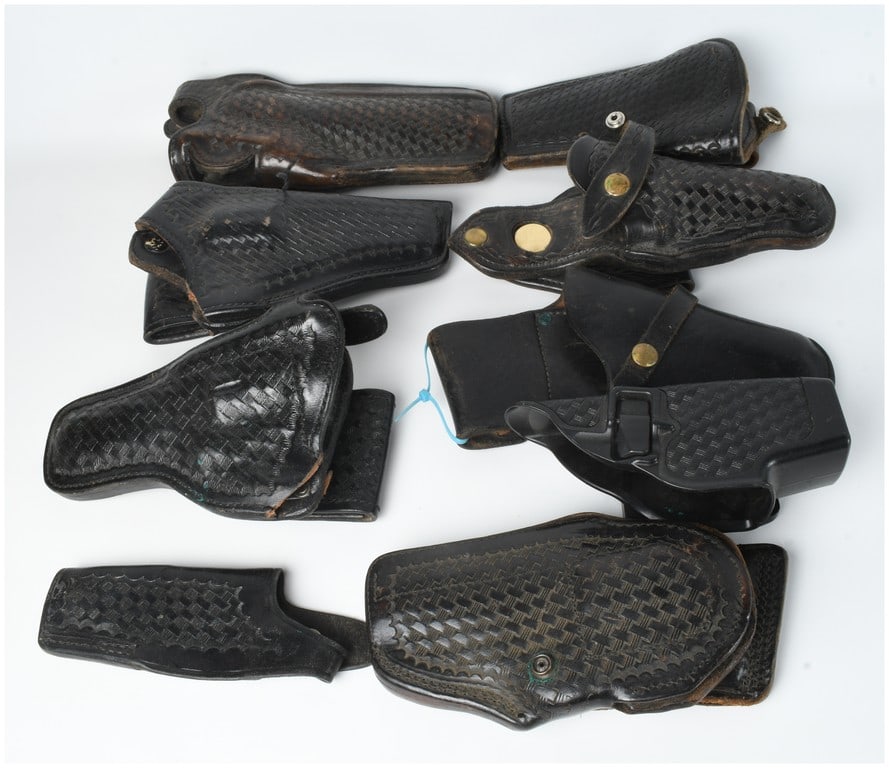 A Collection Of 9 Assorted Leather And Polymer Handgun Holsters (1 of 13)