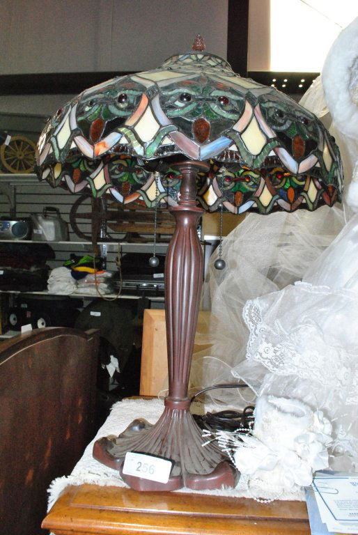 TIFFANY STYLE LAMP TWO BULB LAMP COMES WITH BOX (1 of 3)