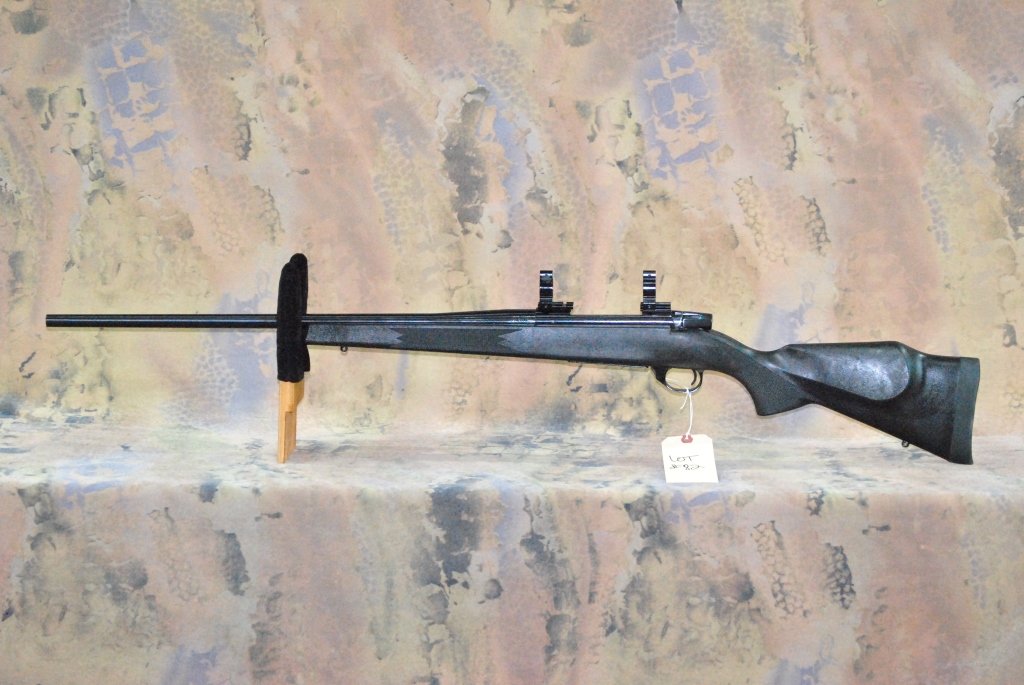 Weatherby Vanguard Chambered for 300 WBY Mag w/Sco: Up for your bidding pleasure is a Weatherby Vanguard Bolt action, chambered for 300 WBY Mag, comes with the black synthetic stock, Weatherby Rubber butt pad, sling rings, a barrel that measures approx