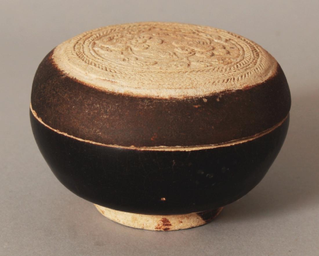 A 14TH CENTURY KHYMER CIRCULAR CERAMIC BOX & COVER, the (1 of 4)
