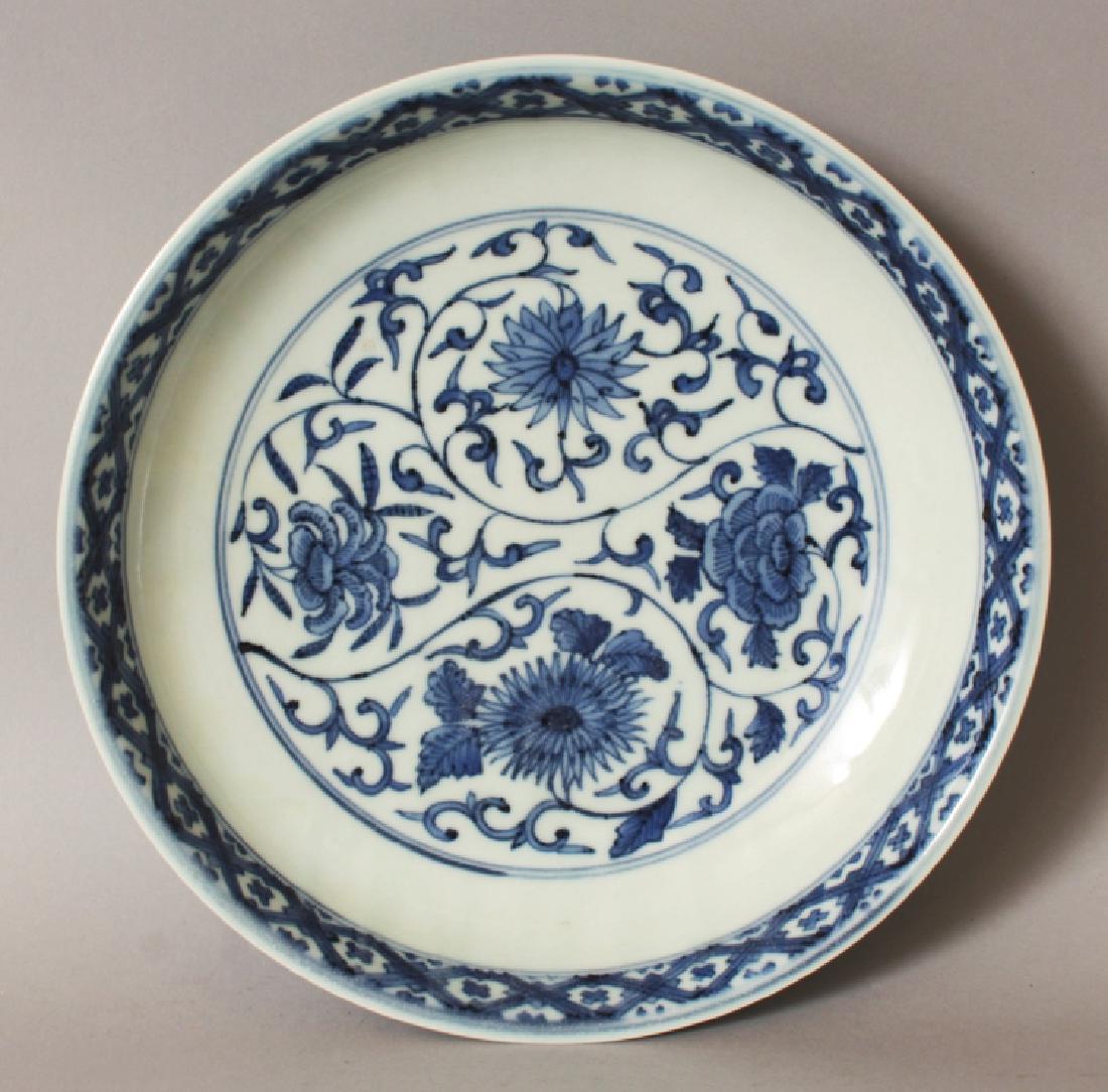 A CHINESE LATE MING STYLE BLUE & WHITE PORCELAIN SAUCER (1 of 5)