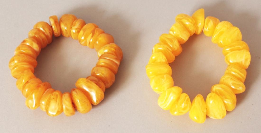 A PAIR OF CHINESE AMBER STYLE PEBBLE BEAD BRACELETS. (1 of 4)