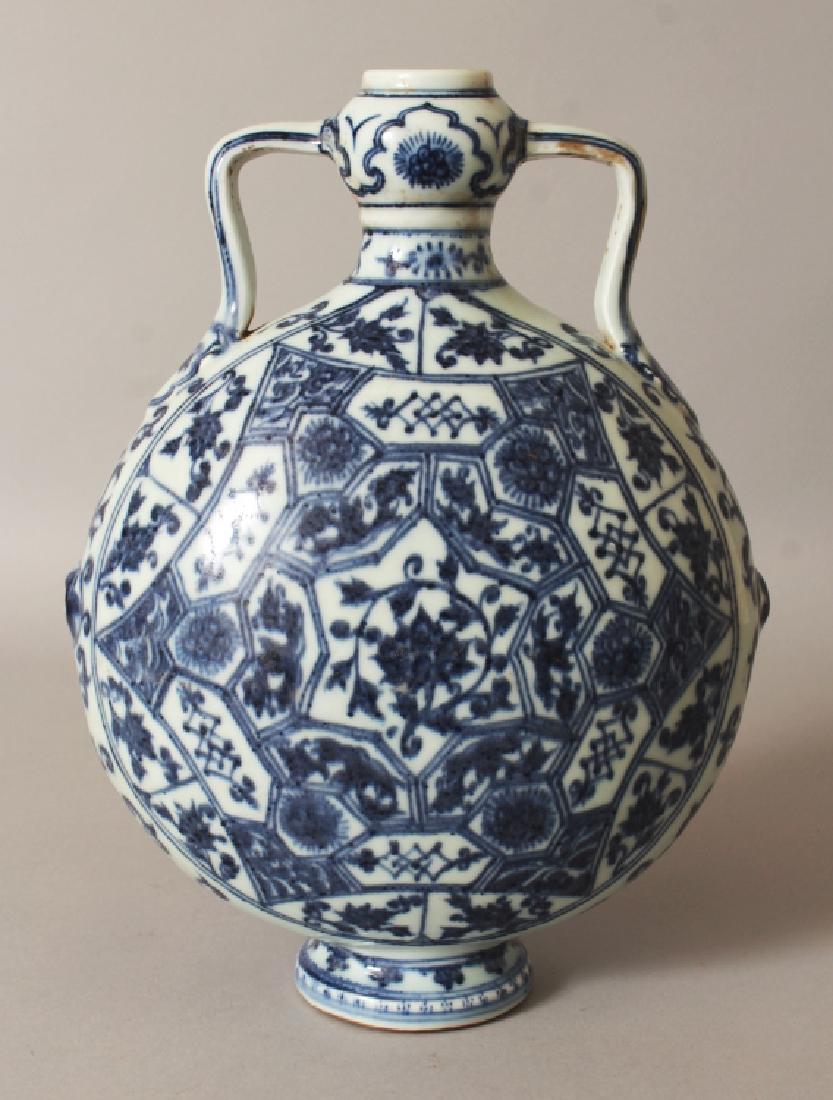 A CHINESE MING STYLE BLUE & WHITE PORCELAIN MOON FLASK, (1 of 6)
