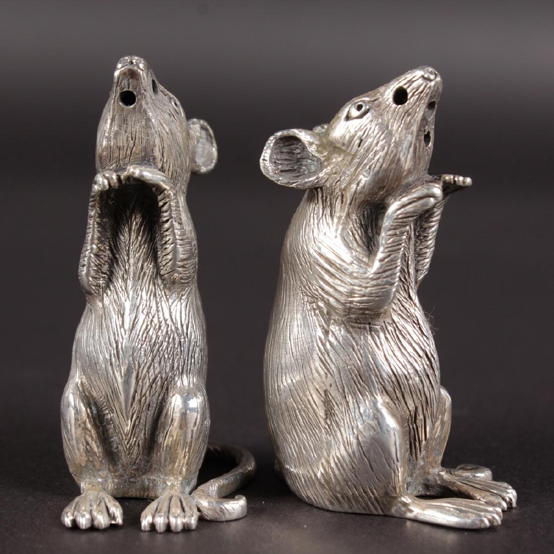 A PAIR OF HEAVY SILVER NOVELTY MICE SALT AND PEPPERS.: A PAIR OF HEAVY SILVER NOVELTY MICE SALT AND PEPPERS.