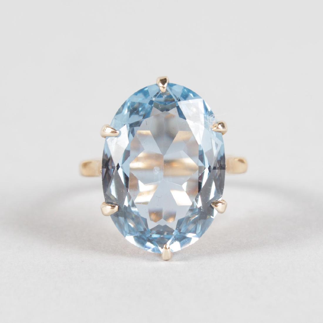 A LARGE BLUE STONE 9CT YELLOW GOLD DRESS RING. (1 of 3)