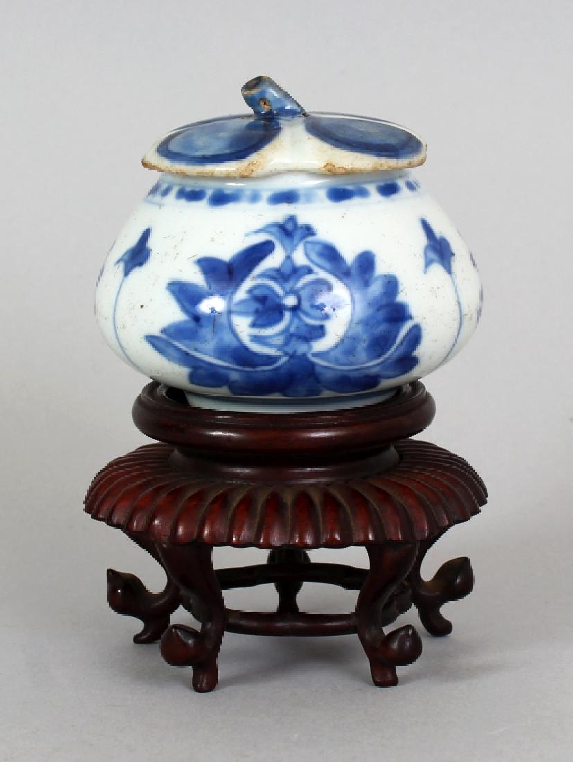 A SMALL CHINESE KANGXI PERIOD ISLAMIC MARKET BLUE & (1 of 10)