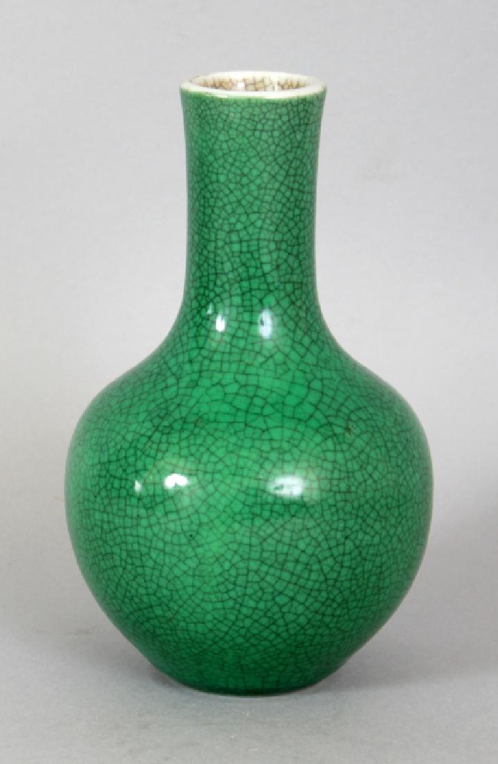 AN 18TH CENTURY CHINESE APPLE GREEN CRACKLEGLAZE (1 of 5)