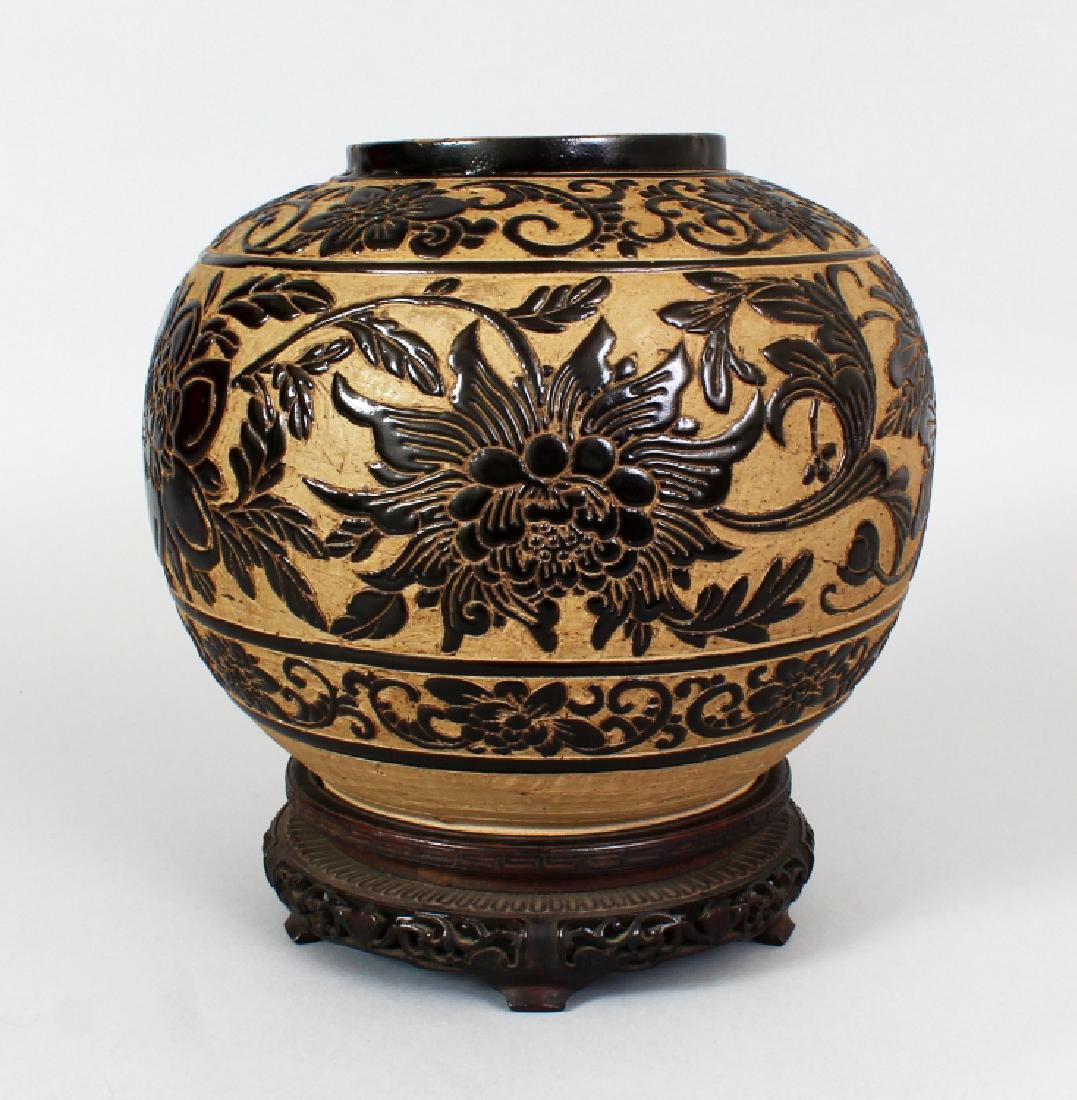 A FINE QUALITY CHINESE CIZHOU STONEWARE JAR, possibly (1 of 10)