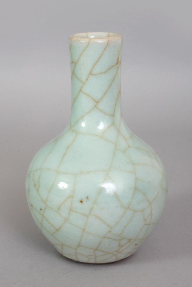 AN 18TH CENTURY CHINESE GUAN TYPE PORCELAIN BOTTLE (1 of 7)