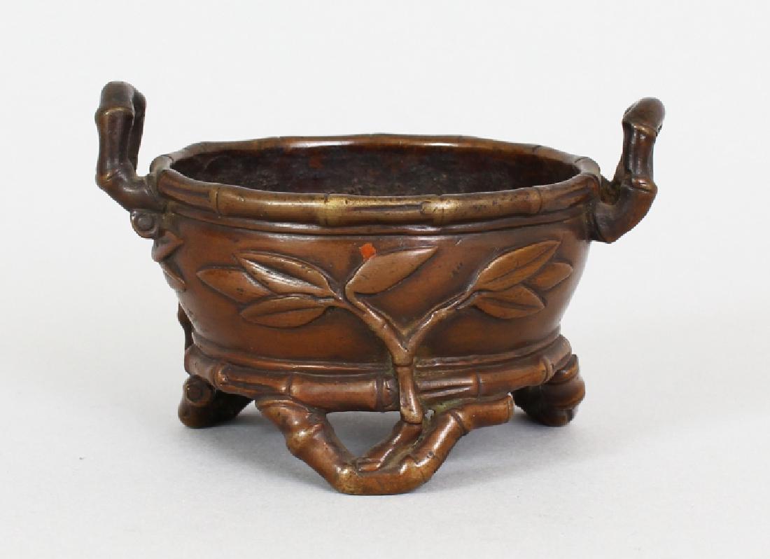 A SMALL 17TH/18TH CENTURY CHINESE BRONZE TRIPOD CENSER, (1 of 10)