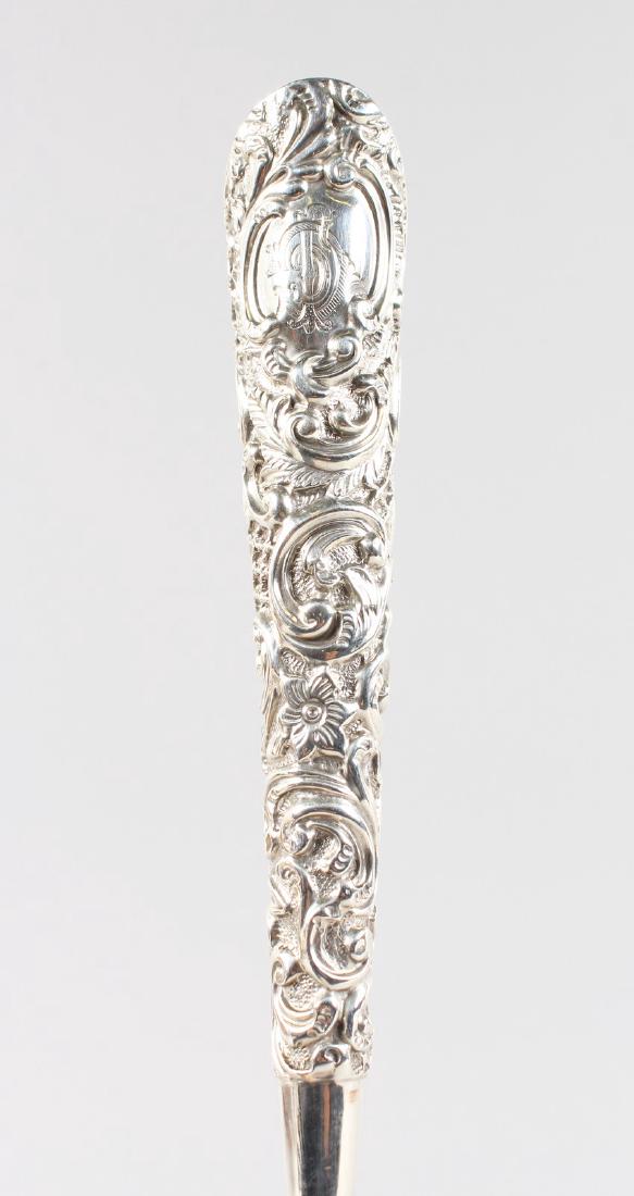 A LONG SILVER HANDLED BUTTON HOOK, 12ins long.: A LONG SILVER HANDLED BUTTON HOOK, 12ins long. Birmingham 1900. Henry Matthews.