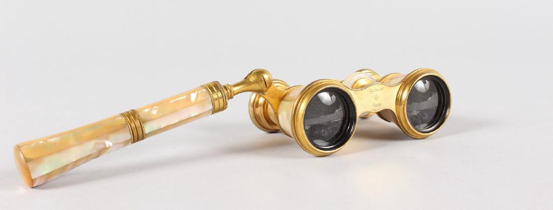 A PAIR OF MOTHER-OF-PEARL OPERA GLASSES, COLMONT PARIS.: A PAIR OF MOTHER-OF-PEARL OPERA GLASSES, COLMONT PARIS.