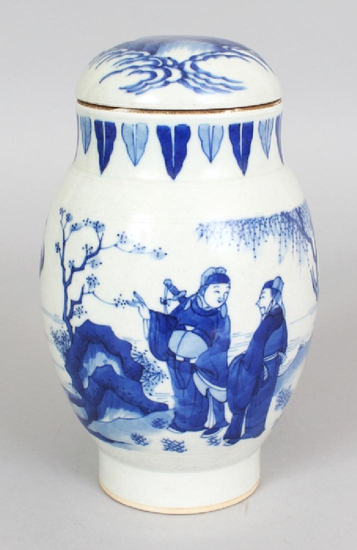 A CHINESE TRANSITIONAL STYLE BLUE & WHITE PORCELAIN JAR (1 of 9)