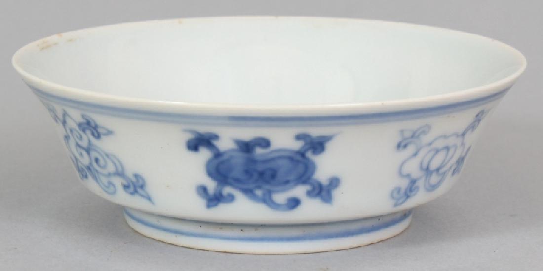 AN UNUSUAL SMALL SHALLOW CHINESE BLUE & WHITE PORCELAIN (1 of 7)
