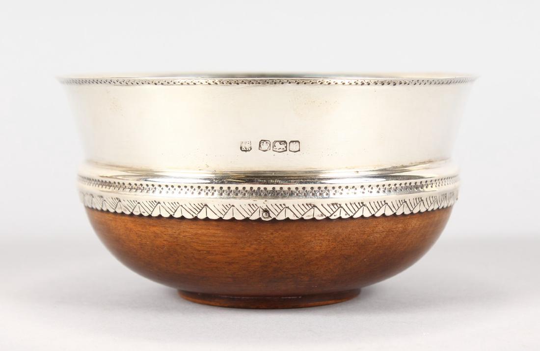 A GEORGE V WOODEN SILVER MOUNTED MAZER BOWL. 4.75ins: A GEORGE V WOODEN SILVER MOUNTED MAZER BOWL. 4.75ins diameter. Sheffield 1926. Maker: Thomas Bradbury.