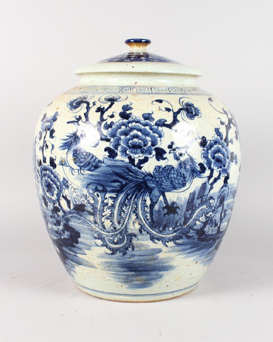 A LARGE CHINESE BLUE AND WHITE BULBOUS VASE AND COVER.: A LARGE CHINESE BLUE AND WHITE BULBOUS VASE AND COVER. 18ins high.