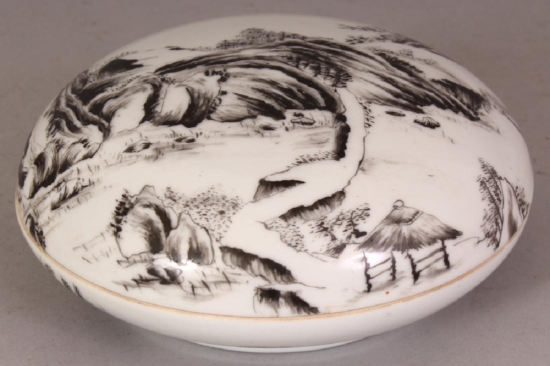 A CHINESE REPUBLIC STYLE CIRCULAR PORCELAIN BOX & (1 of 10)