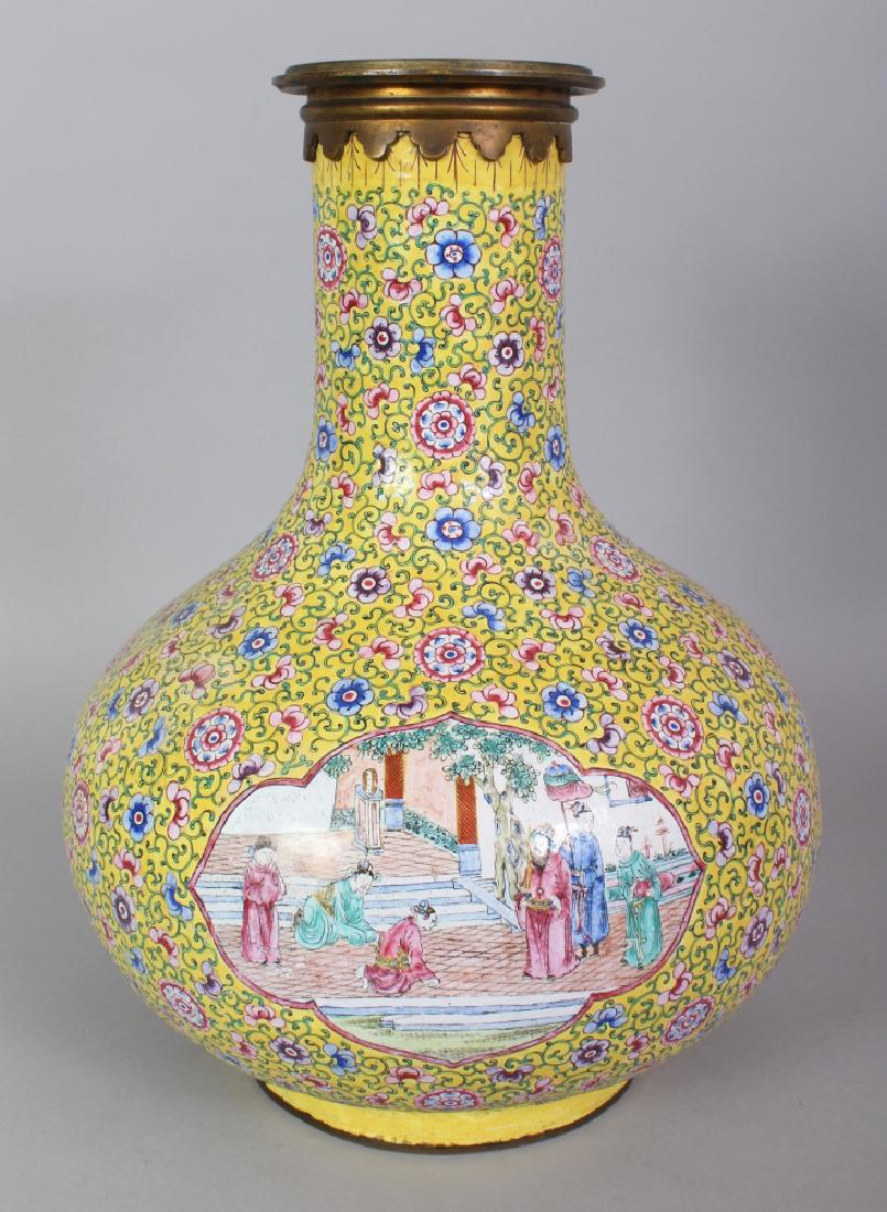 A GOOD LARGE 19TH CENTURY CHINESE YELLOW GROUND CANTON (1 of 7)