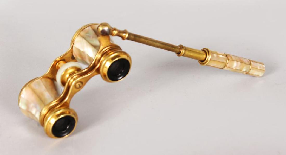 A PAIR OF MOTHER-OF-PEARL TELESCOPIC OPERA GLASSES.: A PAIR OF MOTHER-OF-PEARL TELESCOPIC OPERA GLASSES.