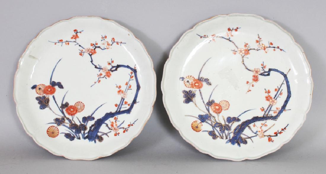 A PAIR OF 18TH CENTURY JAPANESE IMARI PORCELAIN DISHES, (1 of 4)