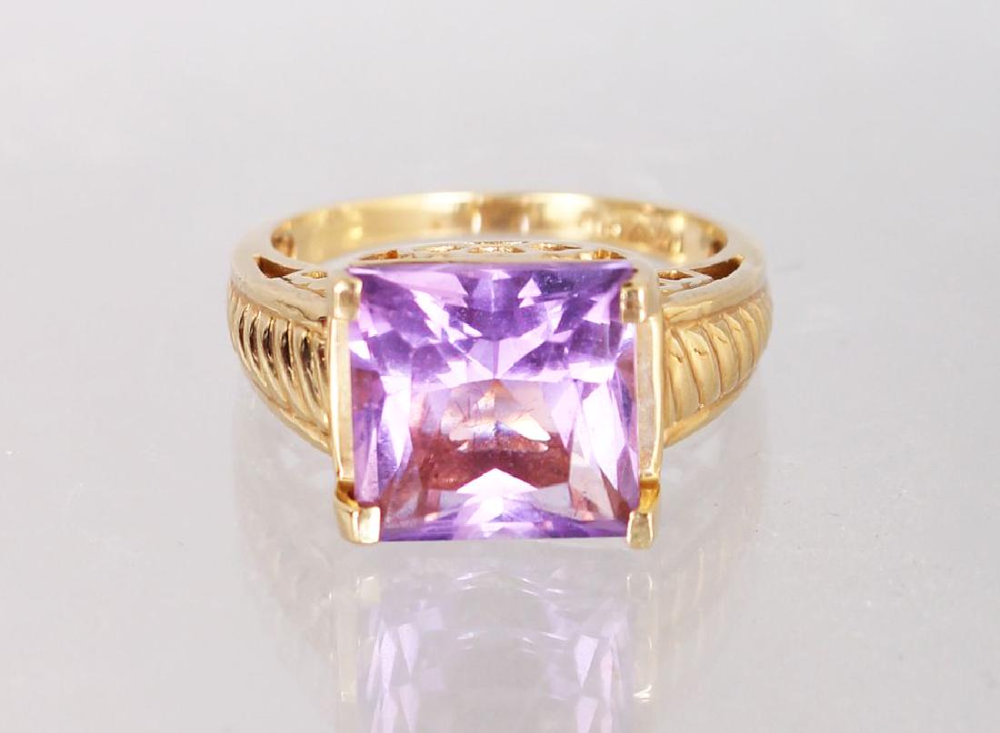 A 14K YELLOW GOLD AND AMETHYST RING. (1 of 1)