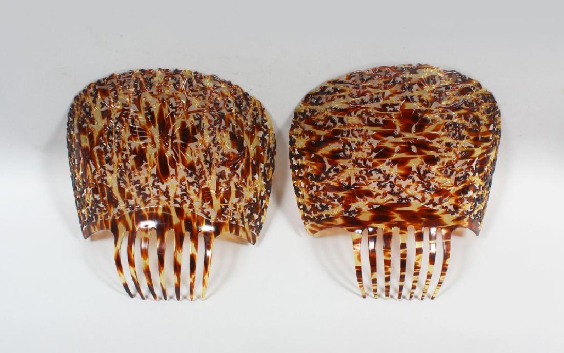 A LARGE PAIR OF PIERCED TORTOISESHELL HEAD COMBS. (1 of 2)