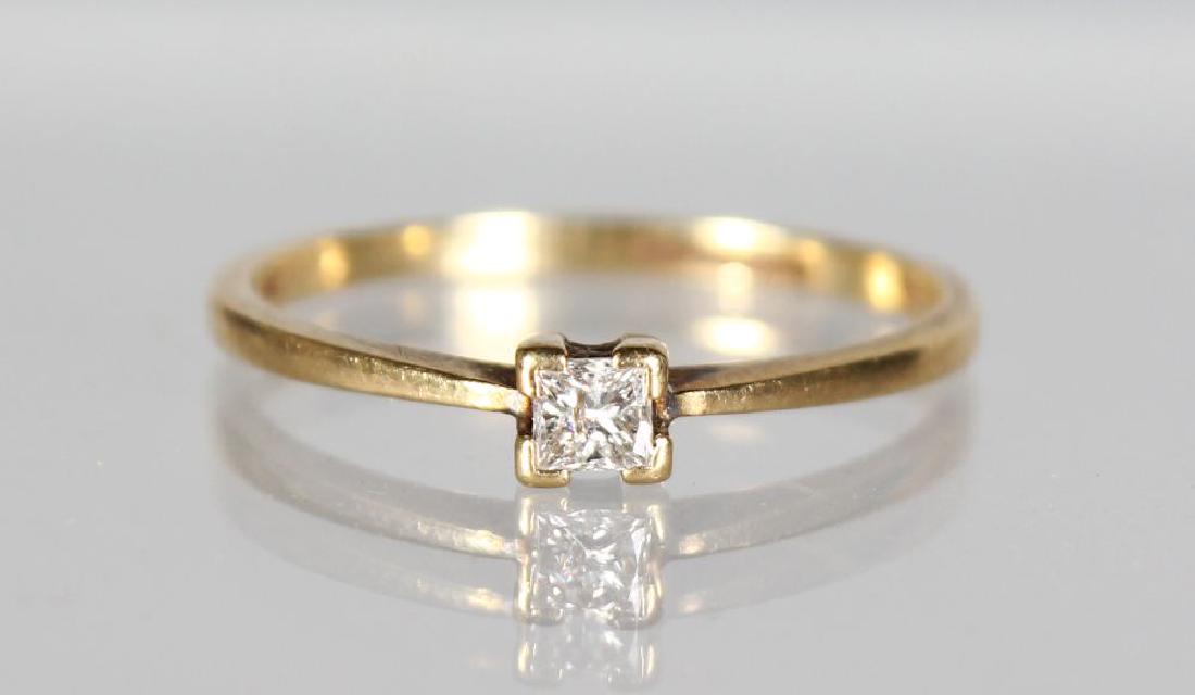 A GOLD SINGLE STONE RING. (1 of 1)
