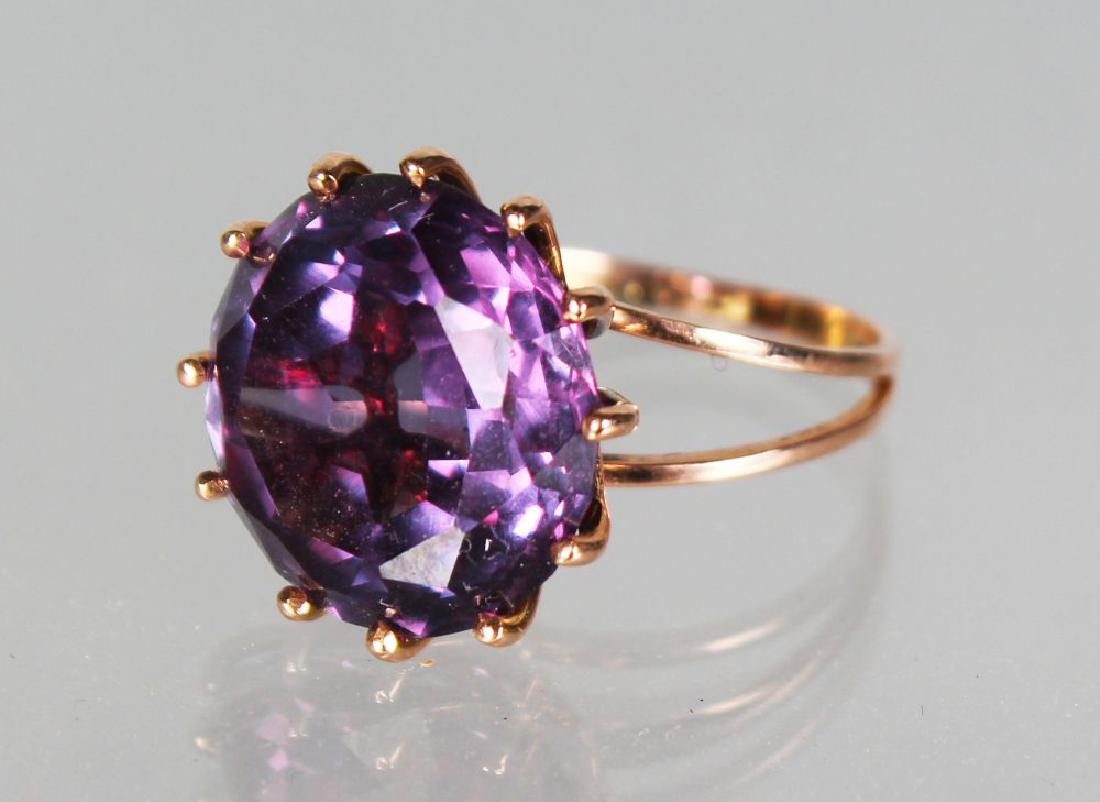 A LARGE GOLD ALEXANDRITE RING.: A LARGE GOLD ALEXANDRITE RING.