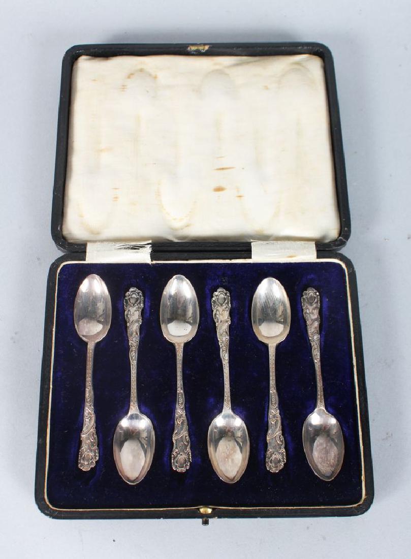 A SET OF SIX VICTORIAN TEA SPOONS, in a fitted case. (1 of 2)