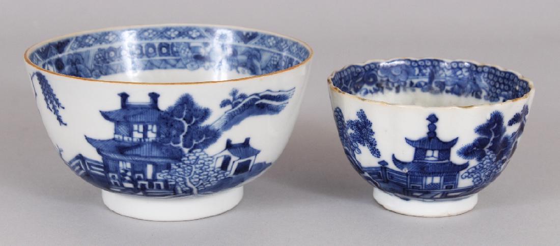A SMALL 18TH CENTURY CHINESE QIANLONG PERIOD BLUE & (1 of 8)