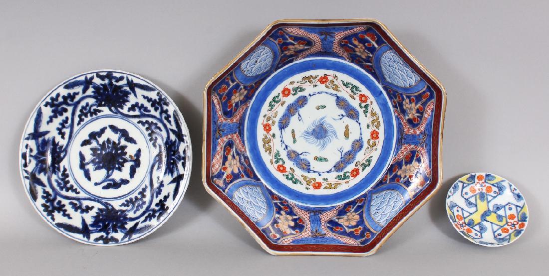 AN EARLY 20TH CENTURY JAPANESE IMARI OCTAGONAL (1 of 7)