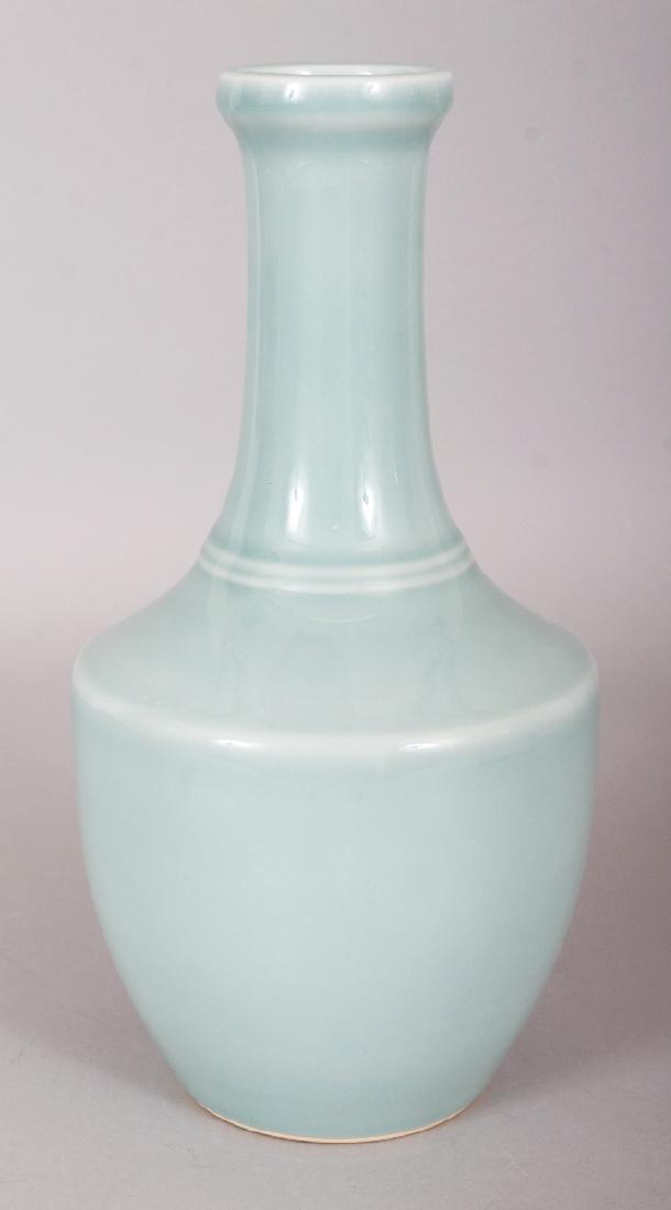 A GOOD QUALITY CHINESE CELADON GLAZED PORCELAIN VASE, (1 of 6)