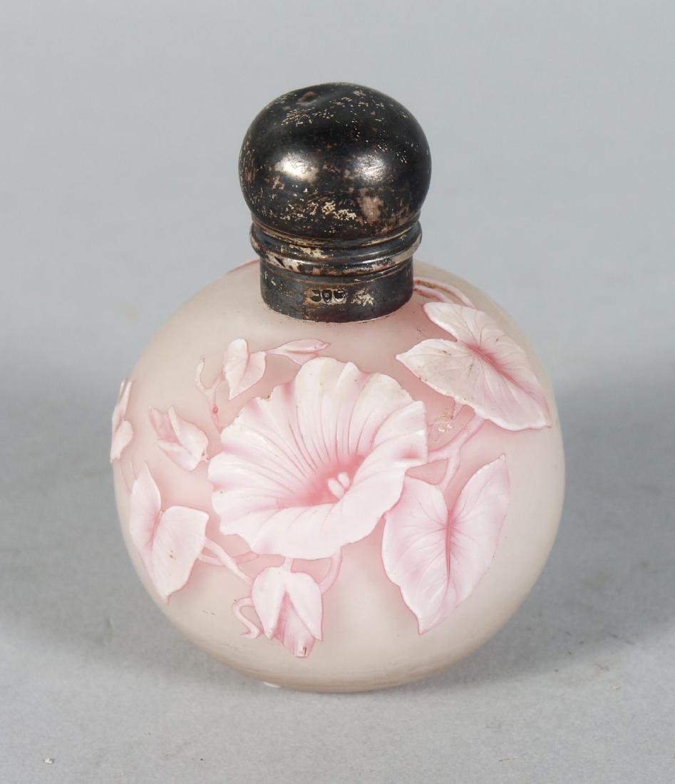 A WEBBS CAMEO BOTTLE SHAPED SCENT BOTTLE with silver: A WEBBS CAMEO BOTTLE SHAPED SCENT BOTTLE with silver top. 2.25ins diameter.