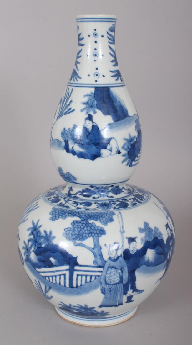 A CHINESE TRANSITIONAL STYLE BLUE & WHITE DOUBLE GOURD (1 of 8)
