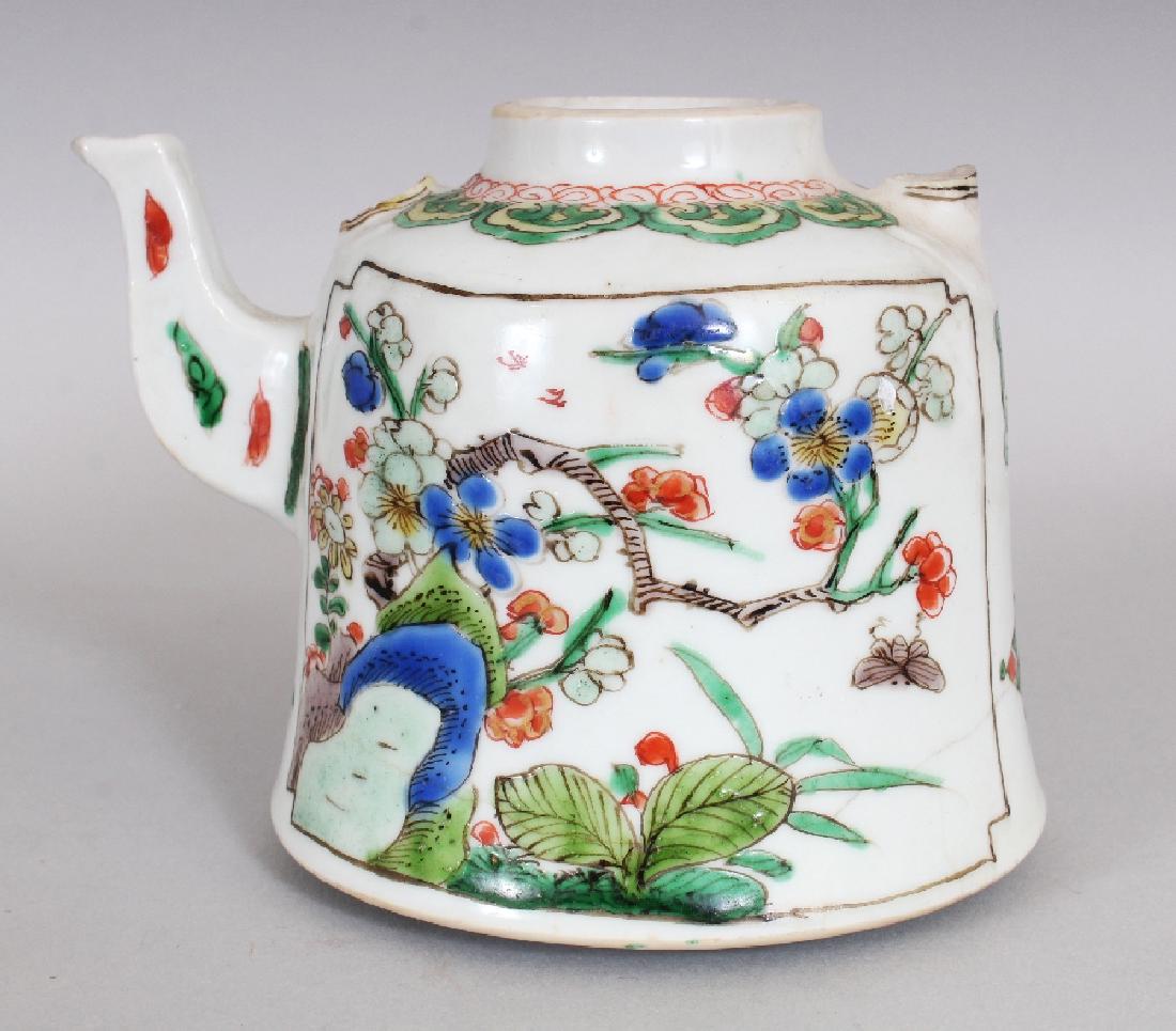 A CHINESE KANGXI PERIOD FAMILLE VERTE PORCELAIN EWER, (1 of 6)